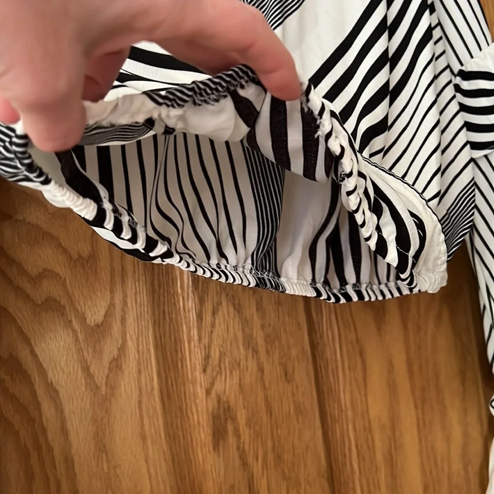 Gianni Bini slightly bow sleeve crisscross top - Picture 6 of 8